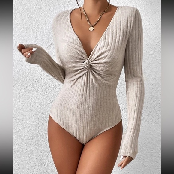 NWOT SHEIN Cream Ribbed Twist Knot Front V-Neck Bodysuit Women’s Size Small - Picture 1 of 8